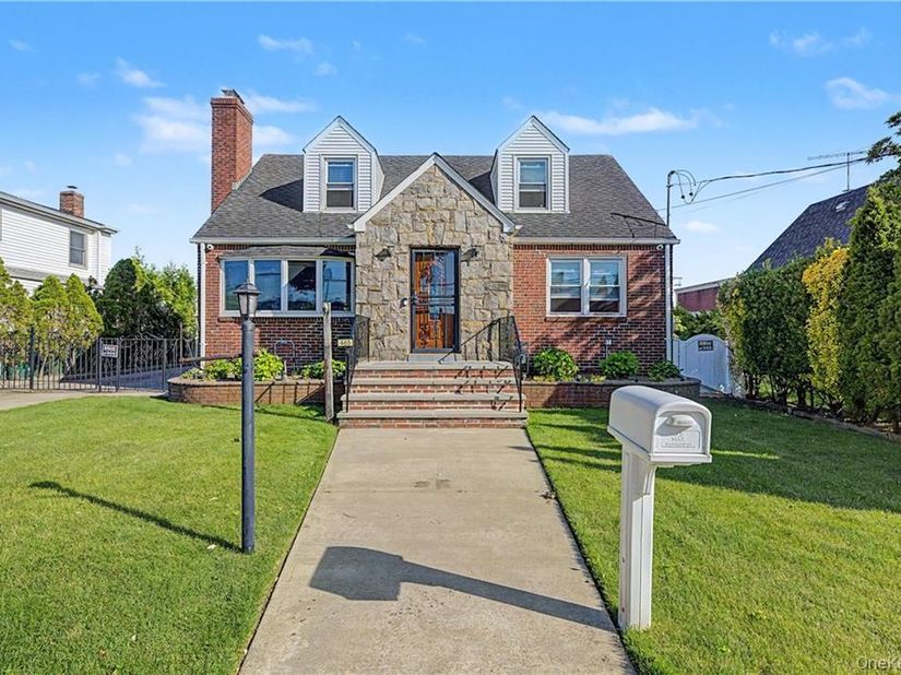 465 Washington Place, Mineola NY 11501