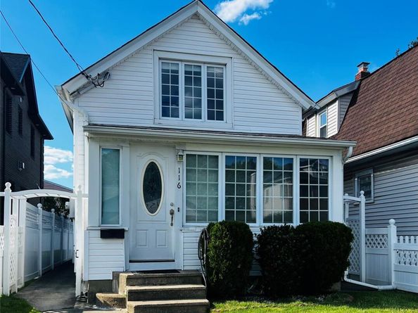 116 Sigsbee Avenue, Albertson NY 11507