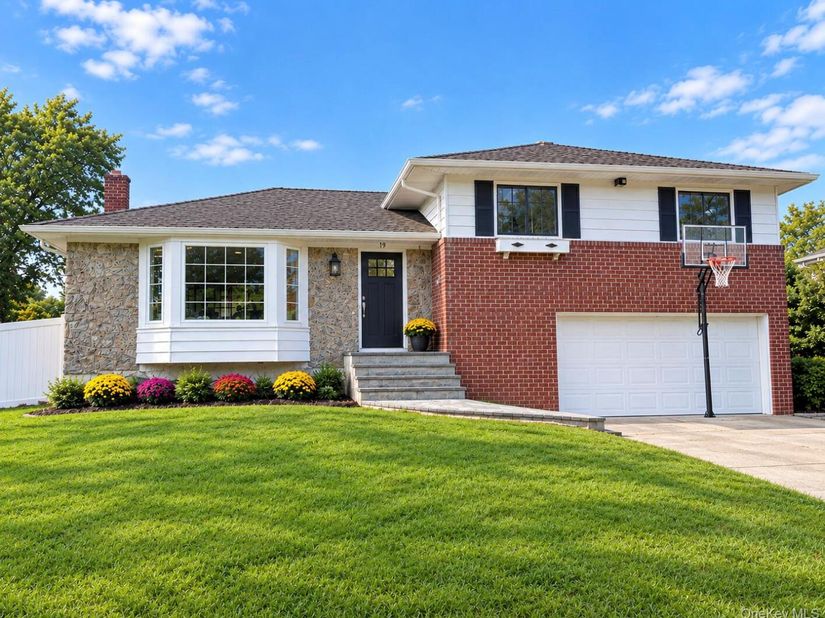 19 Goldfield Street, Melville NY 11747