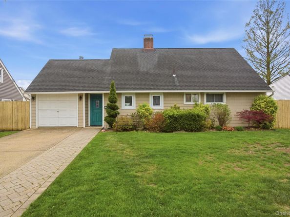 42 Saddler Lane, Levittown NY 11756