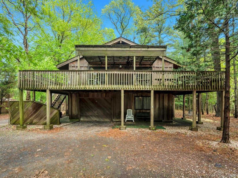 179 Gnarled Hollow Road, East Setauket NY 11733