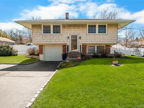 18 Lynx Lane, East Setauket NY 11733