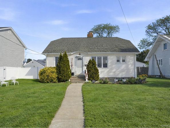 59 Homecrest Court, Oceanside NY 11572