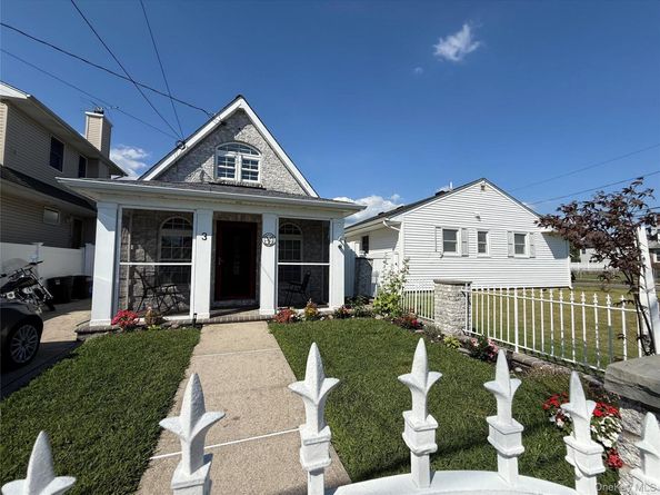 3 Desoto Road, Amity Harbor NY 11701