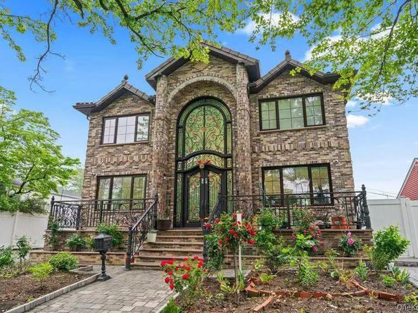 946 Cherry Lane, Garden City Park NY 11001