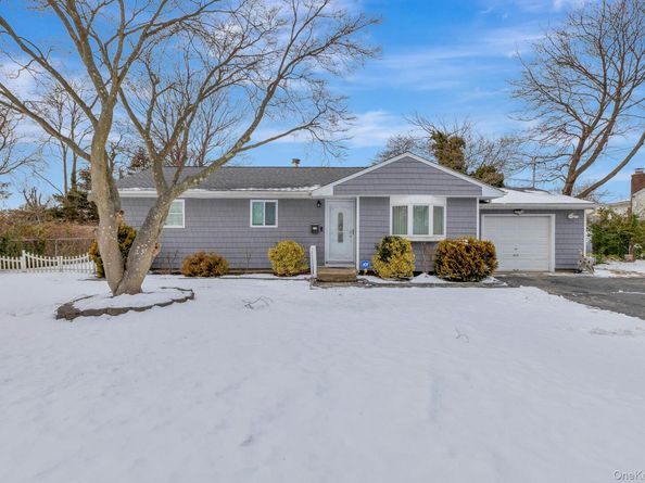 2700 Falcon Avenue, Medford NY 11763