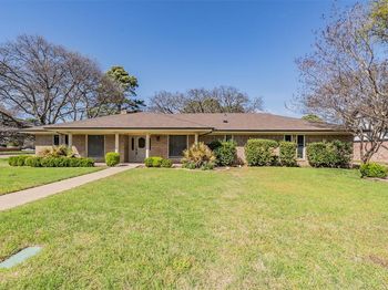 2415  Lakeview Circle 