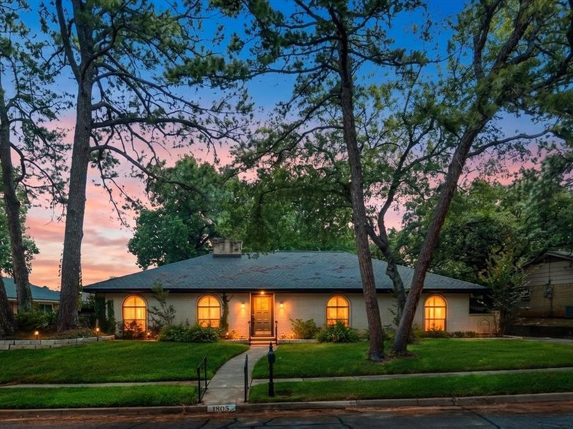 1805  Holm Oak Street , Arlington Texas 76012