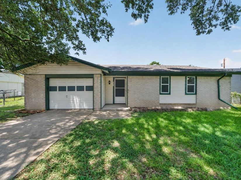 2461  Lisa Street , Grand Prairie Texas 75051