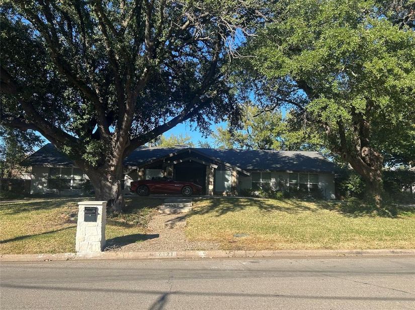 7121  Kendallwood Drive , Dallas Texas 75240