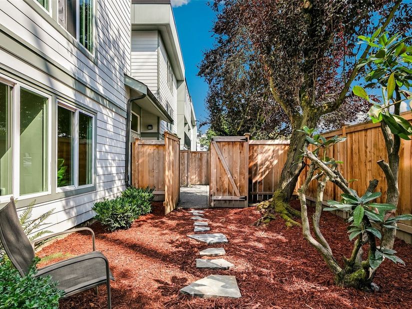 13717 Linden Avenue N 104, Seattle WA 98133