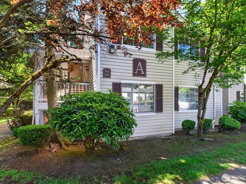19230 Forest Park Drive NE A201, Lake Forest Park WA 98155