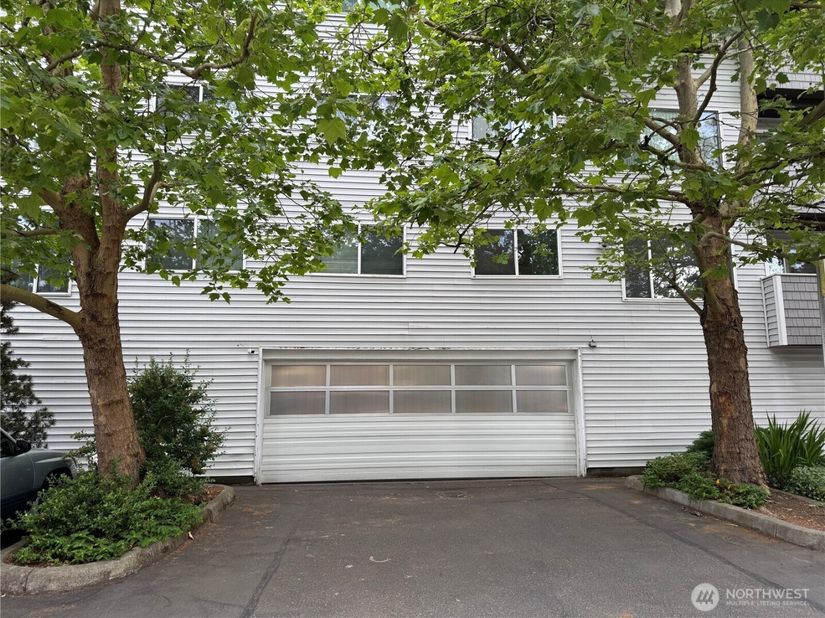 555 N 105th Street 202, Seattle WA 98133