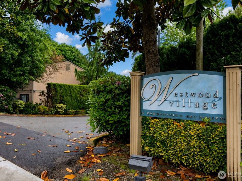 10037 NE 138th Place D2, Kirkland WA 98034