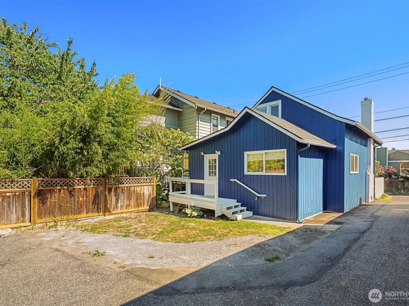 332 NE 50th Street, Seattle WA 98105