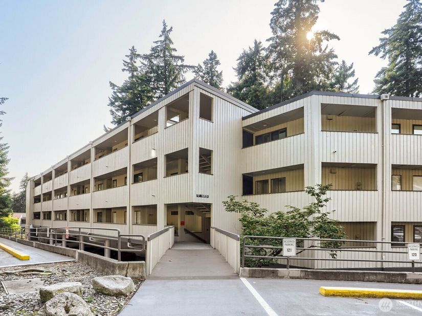 10819 NE 37th Place 227, Bellevue WA 98004