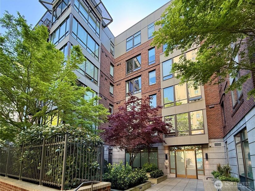 4547 8th Avenue NE 204, Seattle WA 98105