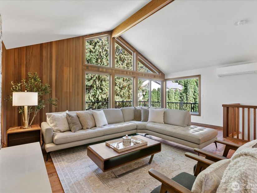 5470 NE 200th Place, Lake Forest Park WA 98155