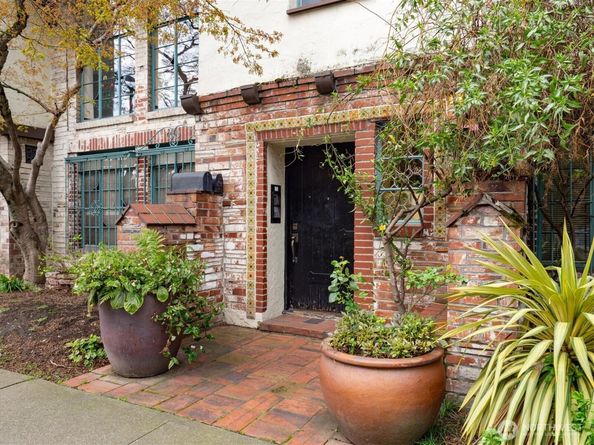 1106 NE 42nd 19, Seattle WA 98105