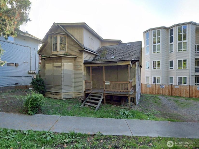 2531 Gilman Drive W, Seattle WA 98199