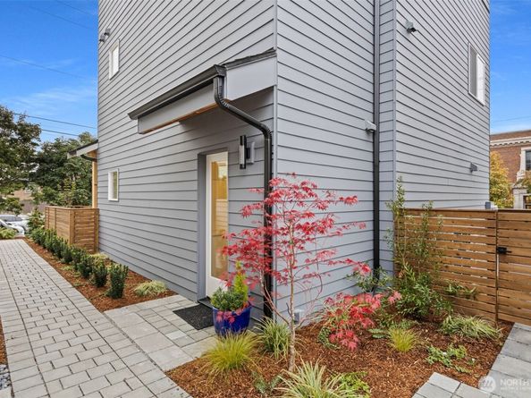 8001 25th Avenue NW, Seattle WA 98117