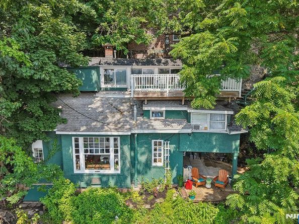 6 Old Wood Road, Edgewater NJ 07020