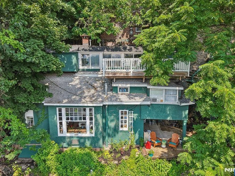 6 Old Wood Road, Edgewater NJ 07020