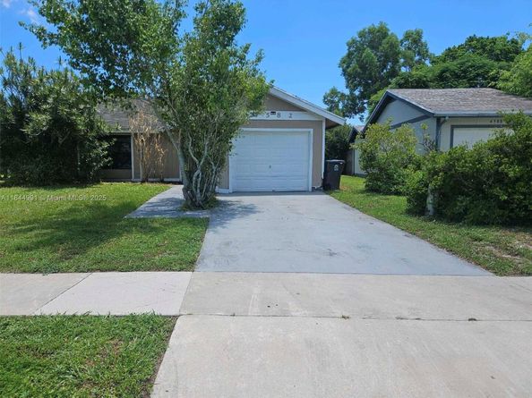 4582 Brook Dr, West Palm Beach FL 33417