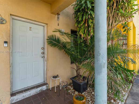 1613 NW 16th St E, Miami FL 33125