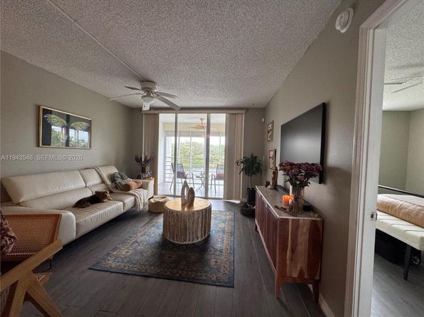 9450 Poinciana Pl 405, Davie FL 33324