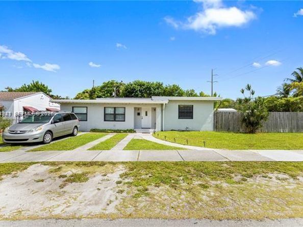 2407 Dewey St, Hollywood FL 33020