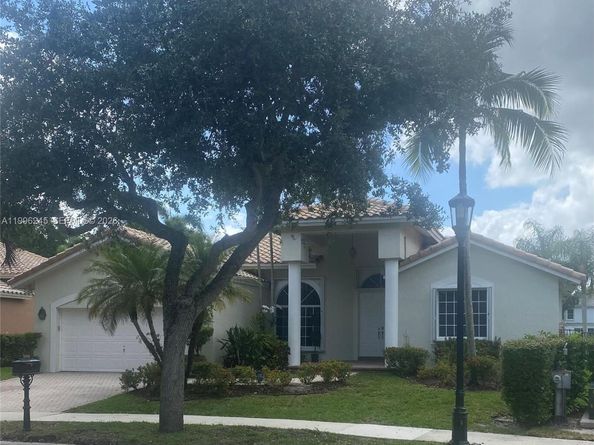 3066 Lakewood Cir, Weston FL 33332
