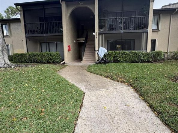 718 Sunny Pine Way D1, Green Acres FL 33415