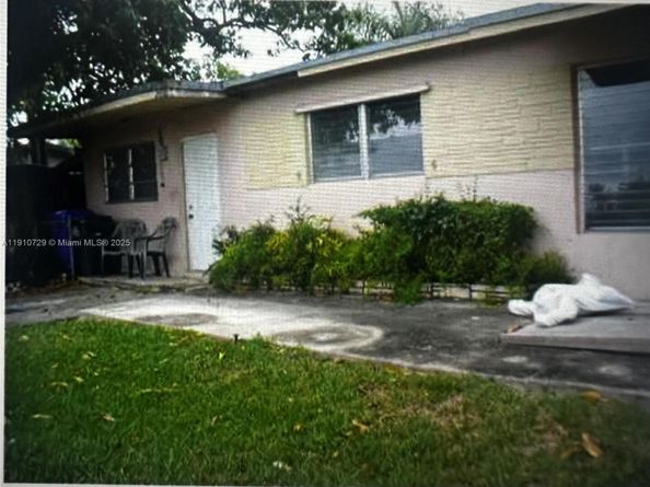 6901 Thomas St, Hollywood FL 33024