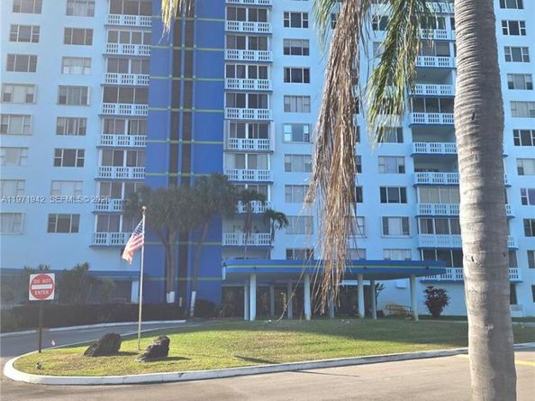 4001 Hillcrest Dr 909, Hollywood FL 33021