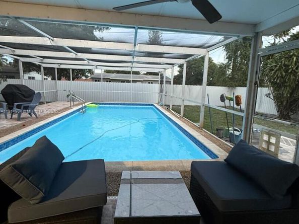 18415 NW 42nd Pl, Miami Gardens FL 33055