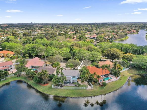 1078 Laguna Springs Dr, Weston FL 33326