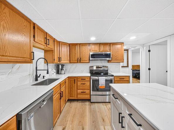 11 Shadowbrook Ln 22, Milford MA 01757