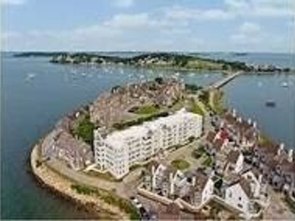 1 Commodore Court 104, Hull MA 02045
