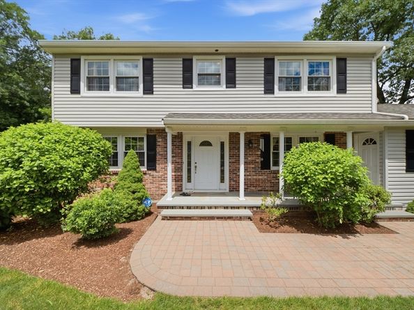 9 Sparhawk Dr, Burlington MA 01803