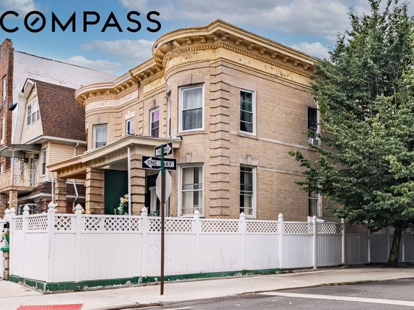 27 Hubbard Place, Brooklyn NY 11210