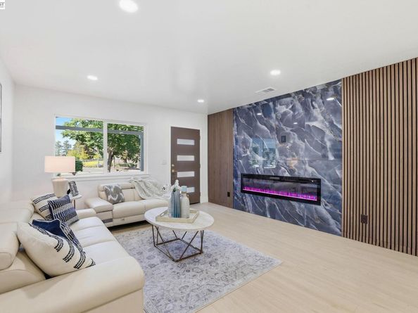 1913 W Middlefield Rd, Mountain View CA 94043