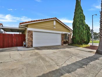 2511 Mistletoe Dr