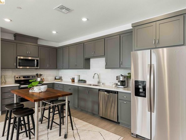 500 Somi CT 208, Hayward CA 94544