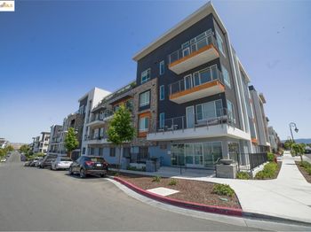 382 Llano De Los Robles AVE