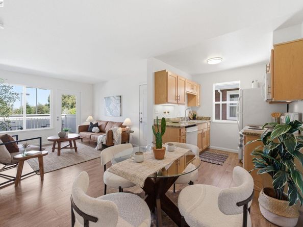 22 Marina Lakes Dr, Richmond CA 94804