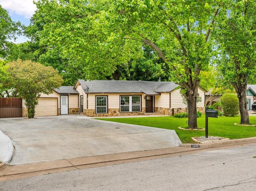 1800  Brook Hollow Drive , Fort Worth Texas 76114