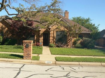 1609  woodhill Lane 