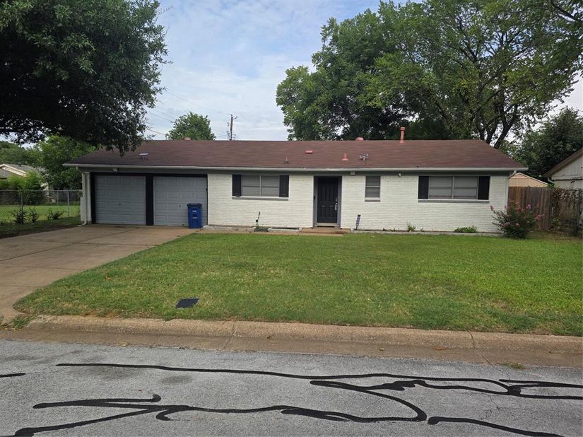 304  Salem Drive , Euless Texas 76039