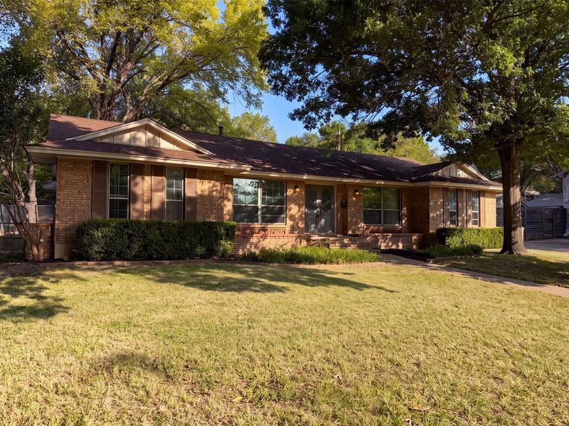 821  Glen Oaks Boulevard , Dallas Texas 75232